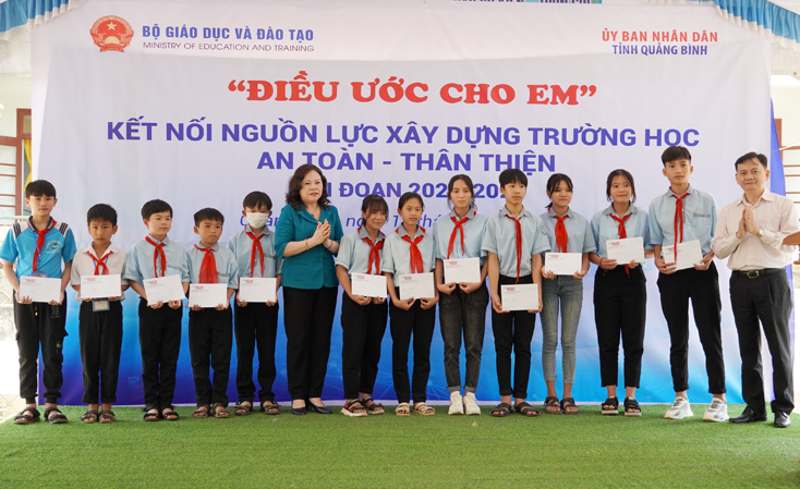 Thứ trưởng Bộ GD-ĐT Ngô Thị Minh tặng quà cho học sinh tại Trường THCS Thuận Hóa.