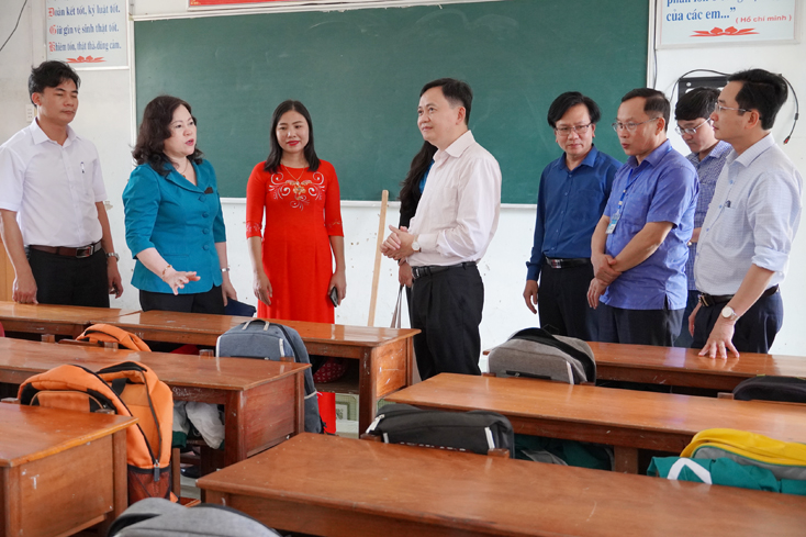Thứ trưởng Bộ GD-ĐT Ngô Thị Minh khảo sát cơ sở vật chất Trường  THCS Thuận Hóa.