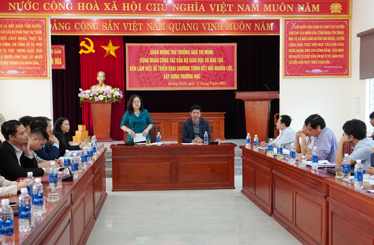 Thứ trưởng Bộ GD-ĐT Ngô Thị Minh phát biểu tại cuộc làm việc với ngành GD-ĐT Quảng Bình và UBND huyện Tuyên Hóa.