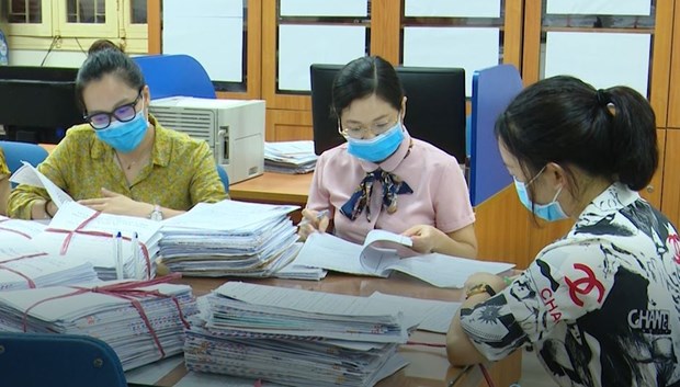  Cán bộ Đại học Thủy lợi xử lý hồ sơ xét tuyển của thí sinh. (Ảnh: PV/Vietnam+)