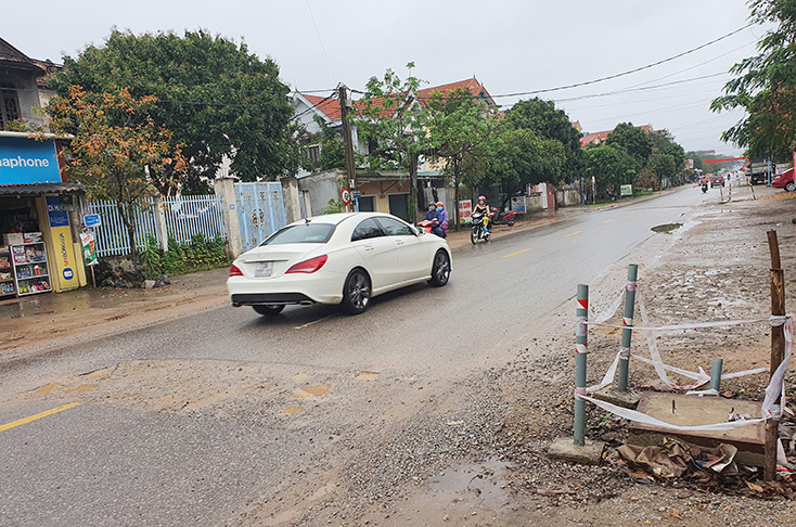 Đoạn đường Lý Thái Tổ thuộc phường Đồng Sơn (TP. Đồng Hới) chưa thể thi công phần mặt đường do các gói thầu thi công hệ thống thoát nước mưa, nước thải (BQLDA Môi trường và biến đổi khí hậu TP. Đồng Hới làm chủ đầu tư) còn dang dở.