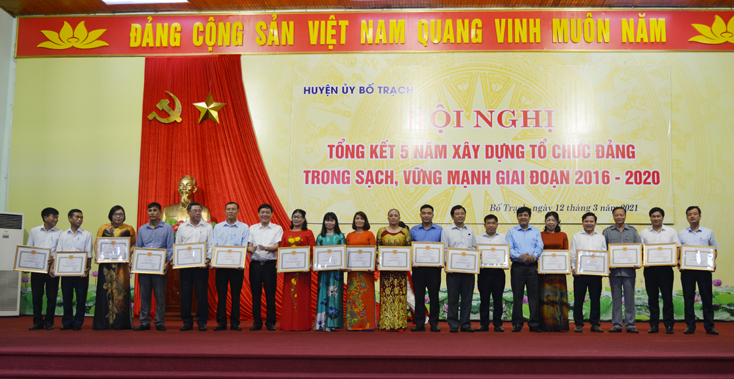 Lãnh đạo huyện Bố Trạch trao tặng giấy khen các đảng viên đạt tiêu chuẩn “hoàn thành xuất sắc nhiệm vụ” 5 năm liền (2016-2020).