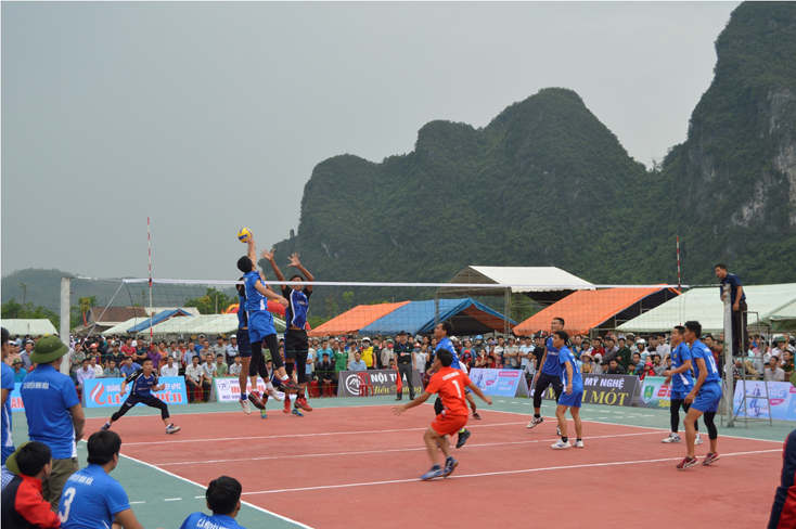 Huyện Minh Hóa đăng cai môn bóng chuyền Đại hội TD-TT toàn tỉnh lần thứ VIII, năm 2017-2018 thu hút đông đảo khán giải đến xem.