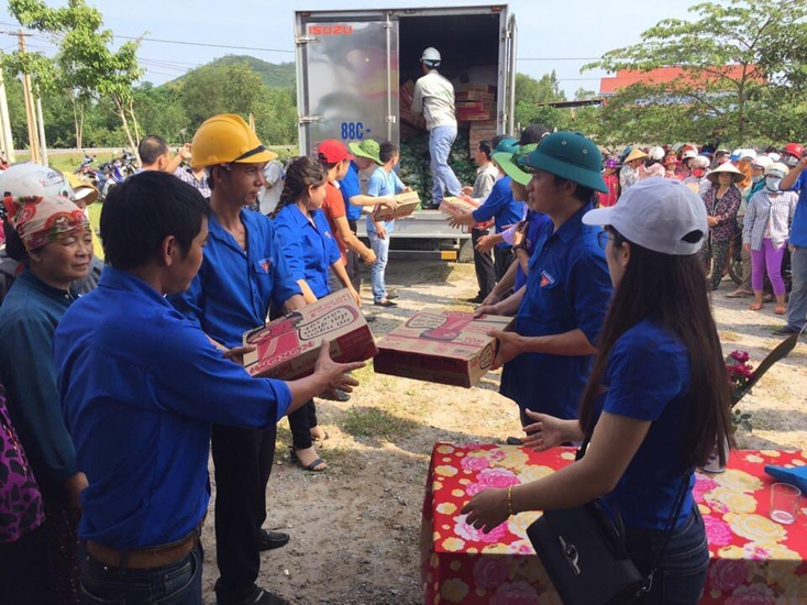 Đoàn viên, thanh niên Huyện đoàn Quảng Ninh nhận quà hỗ trợ để trao cho bà con vùng lũ.