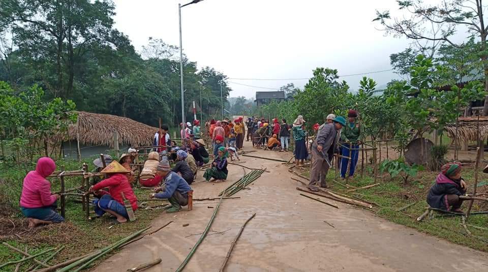 Người dân bản La Trọng 1 (xã Trọng Hóa) trồng cây hoa tường vi, làm hàng rào để bảo vệ cây trong chương trình xây dựng NTM của bản.