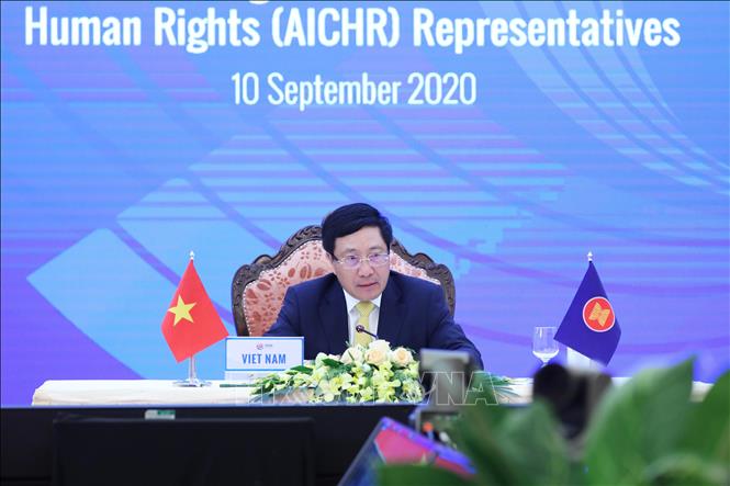  Phó Thủ tướng, Bộ trưởng Bộ Ngoại giao Phạm Bình Minh chủ trì Hội nghị Bộ trưởng Ngoại giao ASEAN và đại diện của Ủy ban liên Chính phủ ASEAN về Nhân quyền (AICHR), chiều 10-9-2020. Ảnh: Lâm Khánh/TTXVN