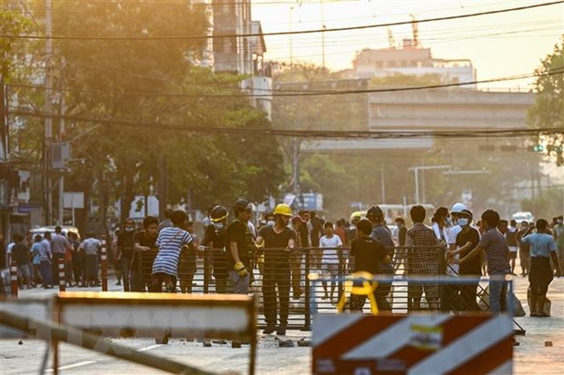  Người biểu tình tập trung tại thành phố Yangon, Myanmar ngày 10-3-2021. (Ảnh: AFP/TTXVN)