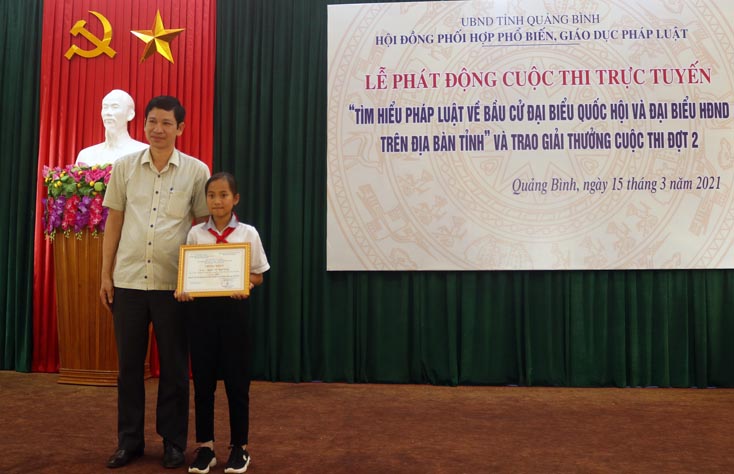 Đồng chí Hồ An Phong, Tỉnh ủy viên, Phó Chủ tịch UBND tỉnh trao giải nhất cho thi sinh tham gia tại đợt 2 cuộc thi 