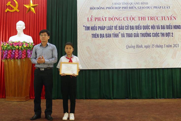 Đồng chí Trần Chí Tiến, Tỉnh uỷ viên, Giám đốc Sở Tư pháp trao giải nhì cho thí sinh tham gia tại đợt 2 cuộc thi 'Tìm hiểu pháp luật trực tuyến trên địa bàn tỉnh Quảng Bình năm 2020”