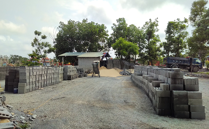 Gạch block sản xuất ra chất đầy sân bãi ở cơ sở do ông Nguyễn Văn Thiết quản lý.
