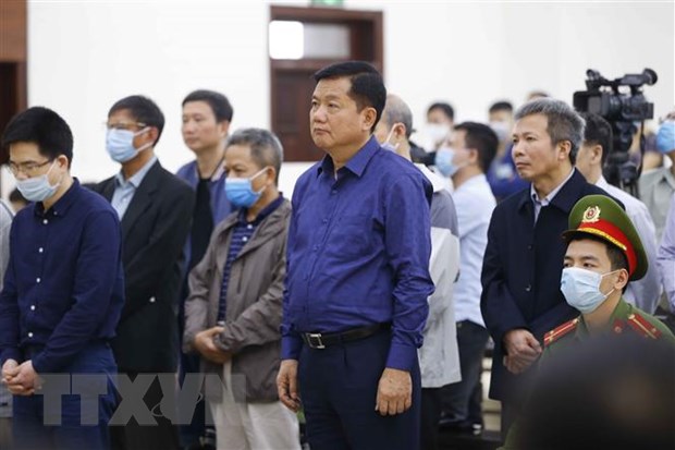 Các bị cáo nghe Hội đồng xét xử tuyên án. (Ảnh: Doãn Tấn/TTXVN)