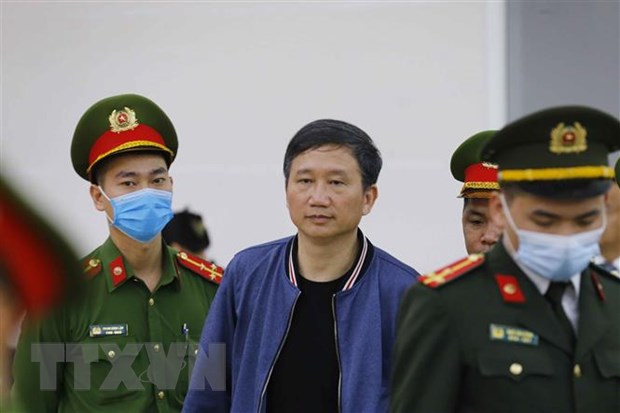 Cảnh sát dẫn giải bị cáo Trịnh Xuân Thanh (nguyên Chủ tịch Hội đồng quản trị, Tổng Giám đốc Tổng Công ty Cổ phần Xây lắp Dầu khí Việt Nam - PVC). (Ảnh: Doãn Tấn/TTXVN)