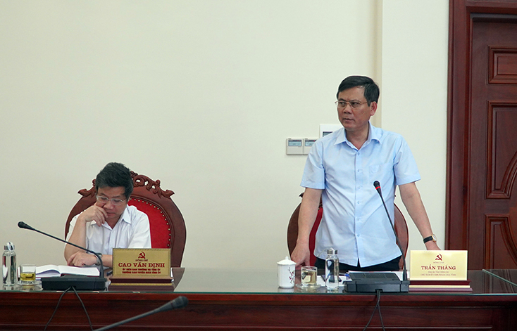 Đồng chí Chủ tịch UBDN tỉnh Trần Thắng phát biểu tại phiên họp.