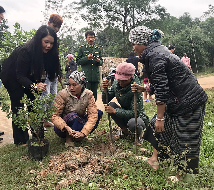 Đồng bào dân tộc ít người trên địa bàn tỉnh tham gia trồng hoa xây dựng đoạn đường kiểu mẫu.