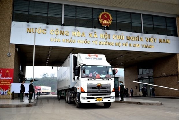 Xe hàng thông quan qua Cửa khẩu Quốc tế đường bộ số II Kim Thành- Lào Cai. (Ảnh: TTXVN phát)