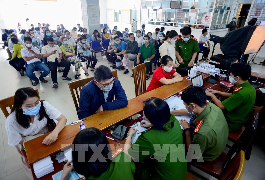  Công an các quận, huyện của Thành phố Hồ Chí Minh huy động thêm lực lượng để đẩy nhanh tiến độ cấp căn cước công dân gắn chip. Ảnh: Thành Chung - TTXVN