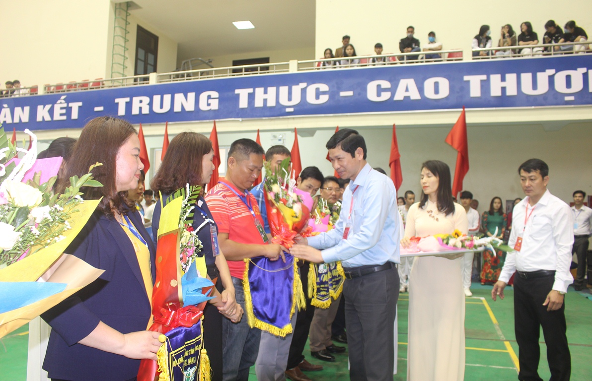 Đồng chí Phó Chủ tịch UBND tỉnh Hồ An Phong tặng hoa, cờ lưu niệm cho các đoàn VĐV.