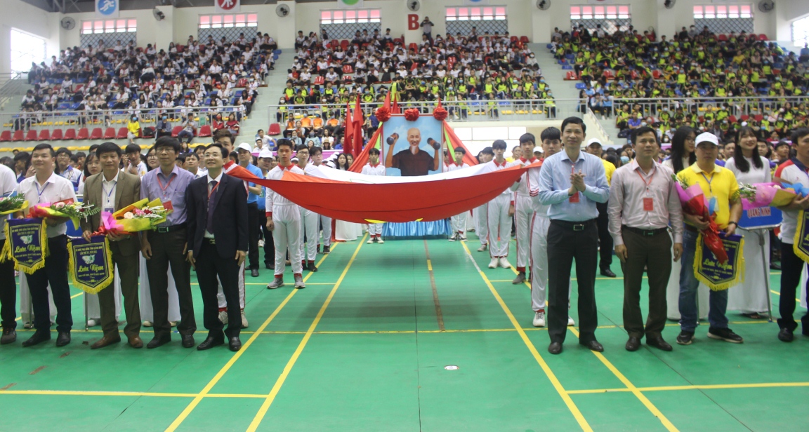 Đồng chí Hồ An Phong, Tỉnh ủy viên, Phó Chủ tịch UBND tỉnh, Trưởng ban chỉ đạo HKPĐ tỉnh cùng lãnh đạo Sở Giáo dục - Đào tạo, Sở Văn hóa - Thể thao trao cờ lưu niệm cho các đoàn tham gia.
