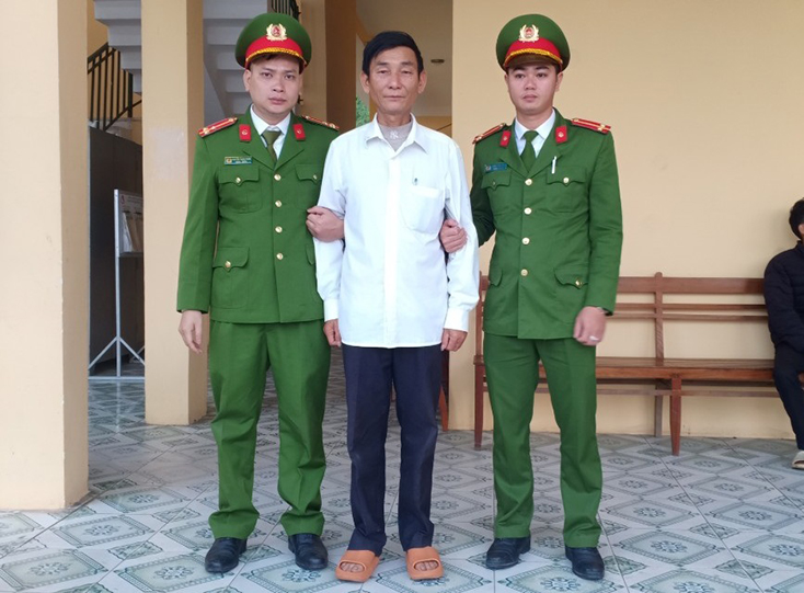 Đối tượng Nguyễn Trãi (áo trắng).