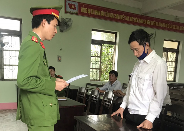  Cơ quan tống đạt quyết định khởi tố bị can, bắt tạm giam Trương Thanh Huỷnh .