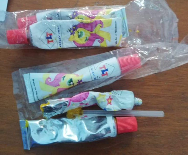 Loại kẹo bong bóng mà các em đã sử dụng (ảnh do gia đình cung cấp).