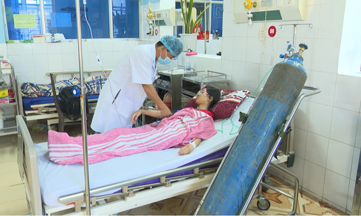 Các em đang được cho thở oxy và truyền dịch để tiếp tục theo dõi.