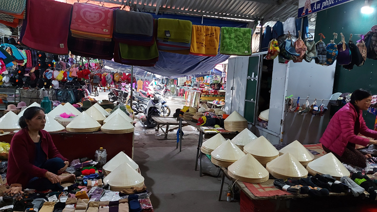 Nón lá, sản phẩm được bày bán tại nhiều chợ truyền thống trên địa bàn tỉnh. 