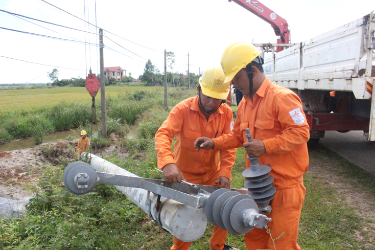 Công nhân Điện lực Lệ Thủy thi công nâng cấp lưới điện bảo đảm cung ứng cho các trạm bơm phục vụ sản xuất nông nghiệp trên địa bàn.