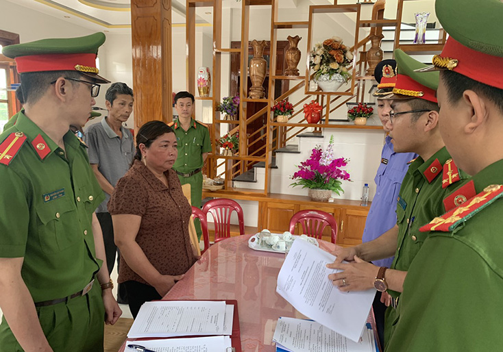 Cơ quan Cảnh sát điều tra Công an tỉnh Quảng Bình tống đạt quyết định khởi tố, bắt tạm giam Nguyễn Thị Vân.