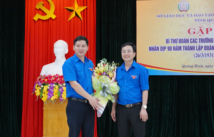  Lãnh đạo Sở GD-ĐT tặng hoa, chúc mừng lãnh đạo Tỉnh đoàn nhân kỷ niệm 90 Ngày thành lập Đoàn TNCS Hồ Chí Minh.