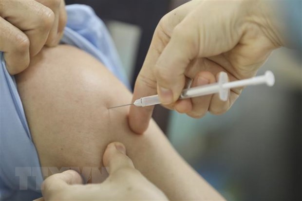 Tiêm vaccine phòng COVID-19 của AstraZeneca cho cán bộ, nhân viên Trung tâm cấp cứu 115 Hà Nội, quận Hoàn Kiếm. (Ảnh: Minh Quyết/TTXVN)