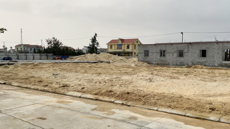 Khối lượng cát được nạo vét, tập kết tại khuôn viên Khu dịch vụ hậu cần nghề cá Việt Trung.