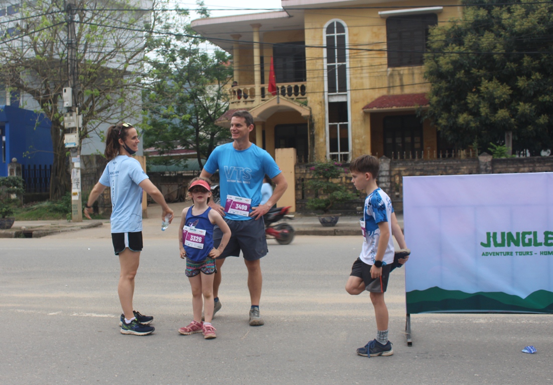 Một gia đình người nước ngoại khởi động tham gia cuộc đua ở cự ly 3km funrun.