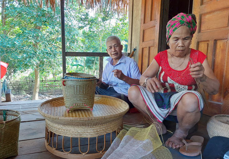 Vợ chồng ông Hồ Xây ở bản Rôông, xã Trọng Hóa vẫn miệt mà phát triển nghề đan lát.