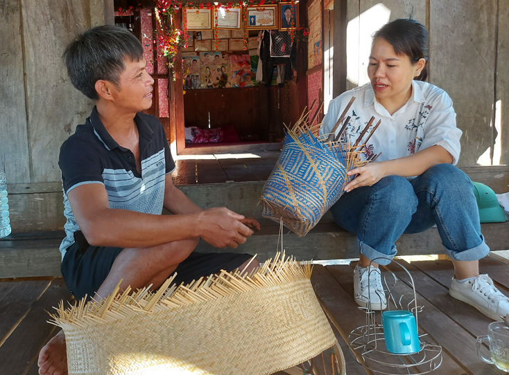 Ông Hồ Bông ở bản Ka In, xã Trọng Hóa giới thiệu các sản phẩm đan lát của mình. 