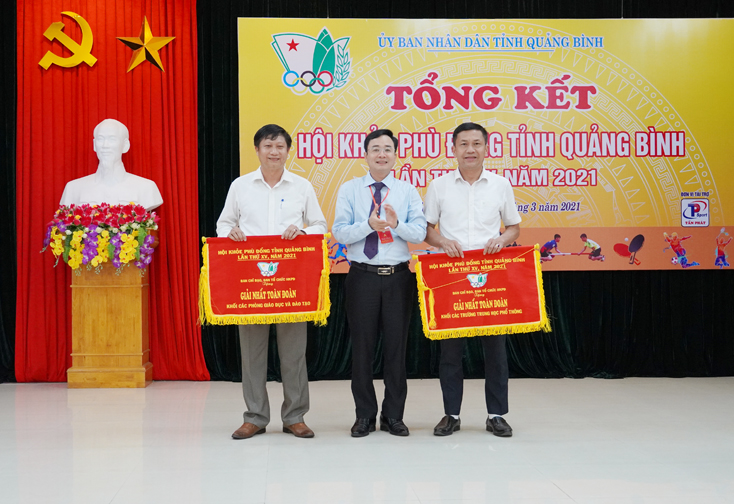 Ban tổ chức trao giải nhất toàn đoàn cho Phòng GD-ĐT huyện Lệ Thủy và Trường THPT Nguyễn Chí Thanh.