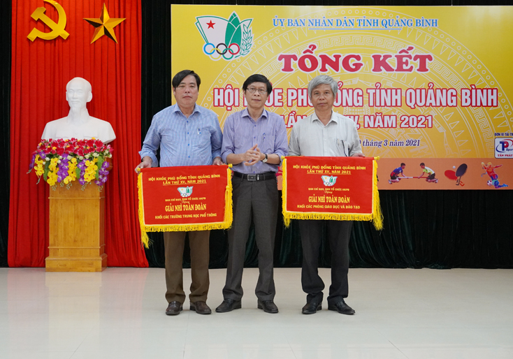 Ban tổ chức trao giải nhì toàn đoàn cho Phòng GD-ĐT thành phố Đồng Hới và Trường THPT Lệ Thủy.