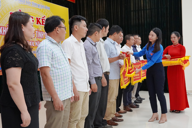 Ban tổ chức trao giải nhì toàn đoàn cho Phòng GD-ĐT huyện Quảng Ninh và Trường THPT Lê Hồng Phong.