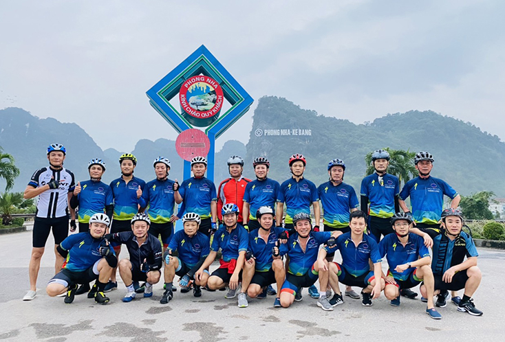 Hội xe đạp xanh Hoàn Lão vừa rèn luyện sức khỏe vừa tích cực tham gia các hoạt động xã hội.