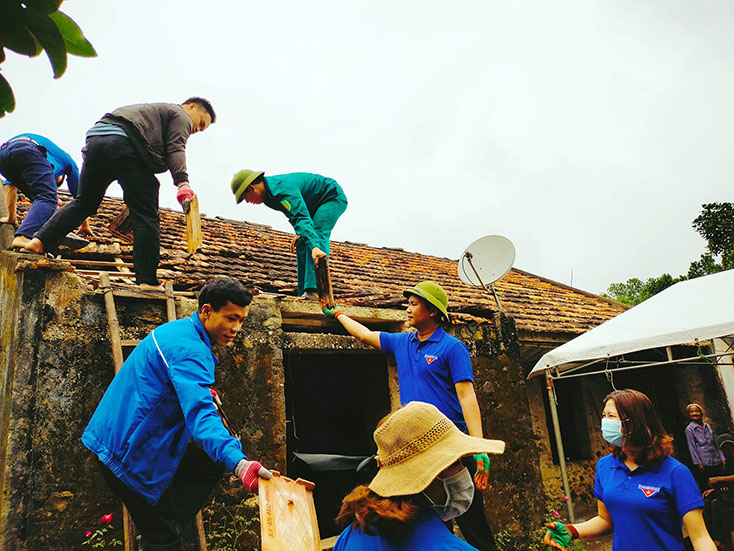 Đoàn viên, thanh niên xã Quảng Thạch đến hỗ trợ tháo dở nhà cũ cho gia đình ông Trần Văn Thắng