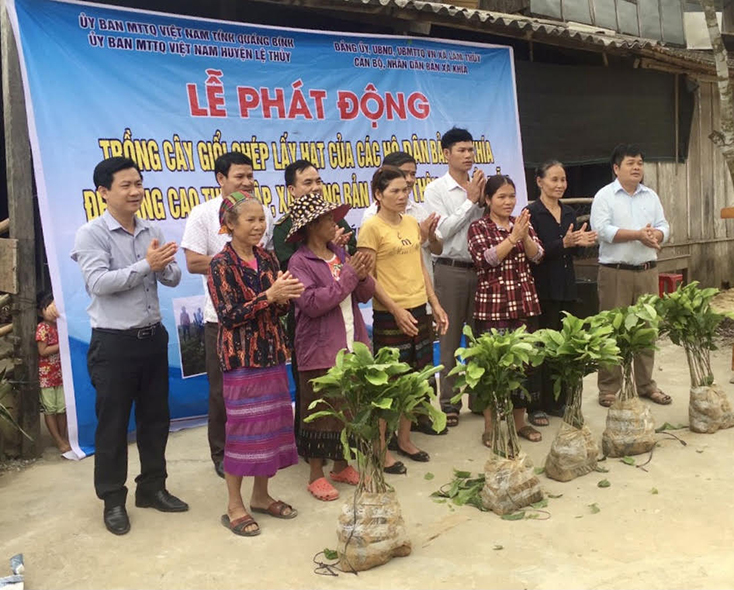  Đại diện Ủy ban MTTQVN tỉnh bàn giao giống cây giổi cho các hộ được hưởng lợi từ đề án.