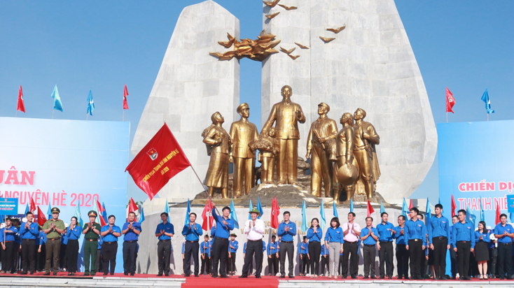 Đồng chí Phó Thủ tướng Thường trực Chính phủ Trương Hòa Bình trao cờ lệnh cho lực lượng ĐVTN tại lễ phát động Chiến dịch hè tình nguyện được tổ chức tại Quảng Bình năm 2020.