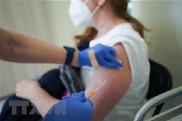  Nhân viên y tế tiêm vaccine phòng COVID-19 cho người dân tại Warsaw, Ba Lan, ngày 20-3-2021. (Ảnh: PAP/ TTXVN)