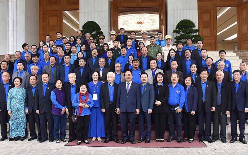 Thủ tướng Nguyễn Xuân Phúc và Đoàn đại biểu cán bộ Đoàn TNCS Hồ Chí Minh các thời kỳ và cán bộ Đoàn tiêu biểu nhận Giải thưởng Lý Tự Trọng năm 2021.