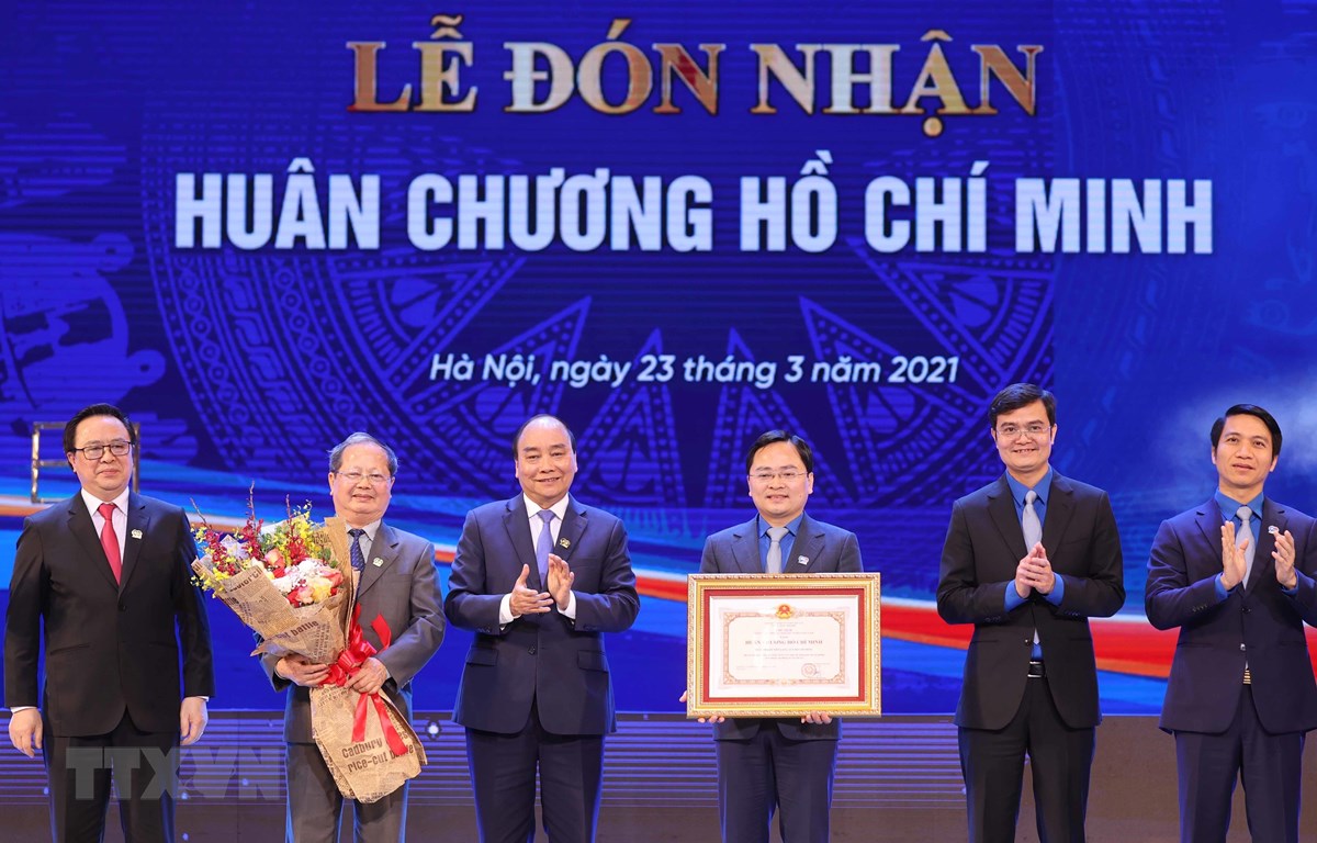 Thủ tướng Nguyễn Xuân Phúc, Chủ tịch Hội đồng Thi đua-Khen thưởng Trung ương trao tặng Huân chương Hồ Chí Minh lần thứ 3 cho Đoàn Thanh niên Cộng sản Hồ Chí Minh. (Ảnh: Trọng Đức/TTXVN)