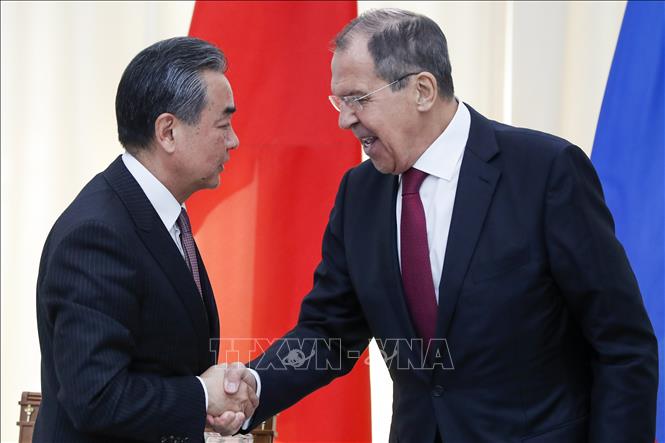 Ngoại trưởng Nga Sergei Lavrov (phải) và Bộ trưởng Ngoại giao Trung Quốc Vương Nghị. Ảnh: AFP/TTXVN