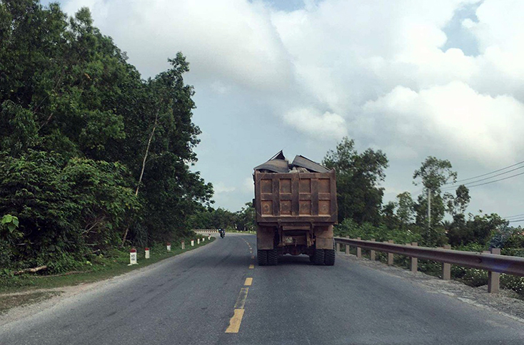 Xe chở vật liệu quá khổ quá tải trên đường Hồ Chí Minh đoạn qua thị trấn Nông trường Việt Trung (huyện Bố Trạch).