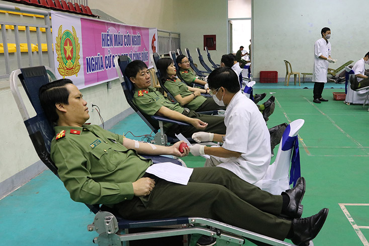 Gần 300 cán bộ, chiến sĩ Công an tỉnh tham gia chương trình hiến máu tình nguyện năm 2021 