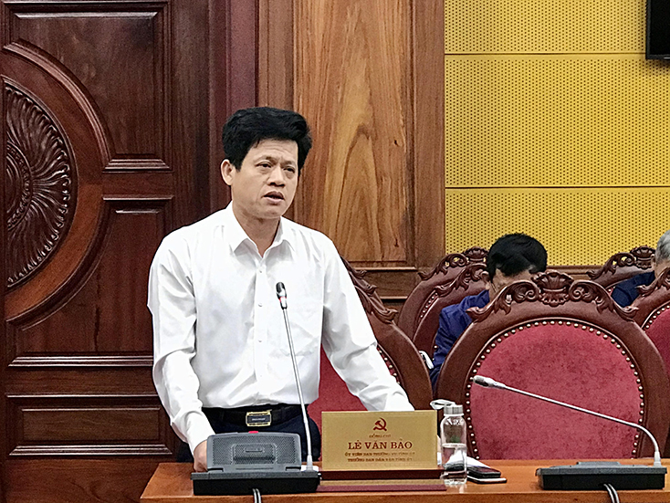 Đồng chí Trưởng ban Dân vận Tỉnh ủy Lê Văn Bảo phát biểu tại hội nghị. 