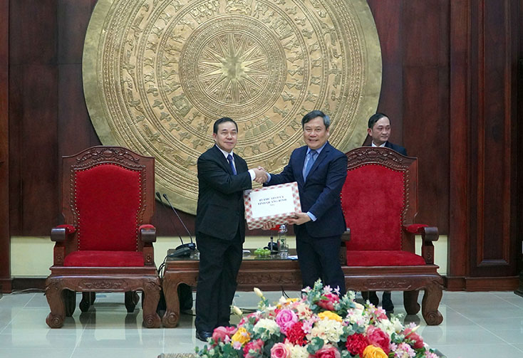 Đồng chí Bí thư Tỉnh ủy Vũ Đại Thắng tặng quà Đại sứ đặc mệnh toàn quyền nước CHDCND Lào tại Việt Nam.